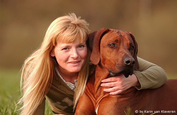 Heike Jäger mit ihrem Rüden Abutambu Aziz de Kiungwana