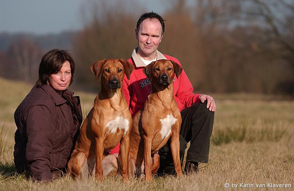 Ferra's Chuma Mexx fan under de mûne - Mumoja mit ihren Besitzern Edith und Henk Salm